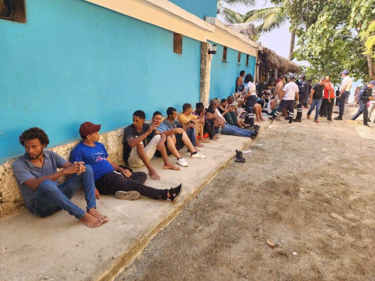 Armada Dominicana rescata a 43 personas con vida luego de zozobrar embarcación frente a las costas de Guayacanes, SPM