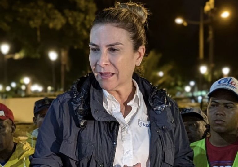 Carolina Mejía coordina hasta altas horas de la noche acciones para recuperar normalidad en el malecón