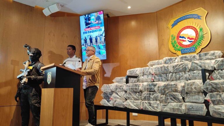 Dos dominicanos y un colombiano arrestados durante la incautación de 316 paquetes de droga en Baní 