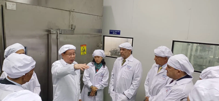 En Vietnam, Limber Cruz y delegación de porcicultores dominicanos visitan laboratorio pionero en la vacuna contra la PPA