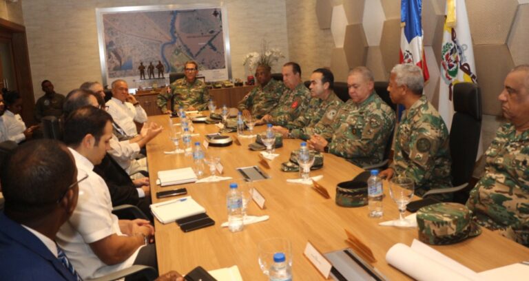 Expertos en construcción se comprometen con el MIDE a buscar soluciones habitacionales para miembros FF.AA. y sus familias