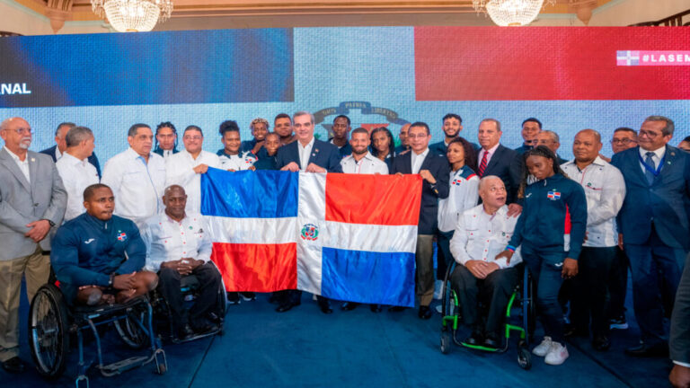 Presidente Abinader entrega la Bandera Nacional y despide una representación de 57 atletas dominicanos rumbo a las Olimpiadas de París 2024