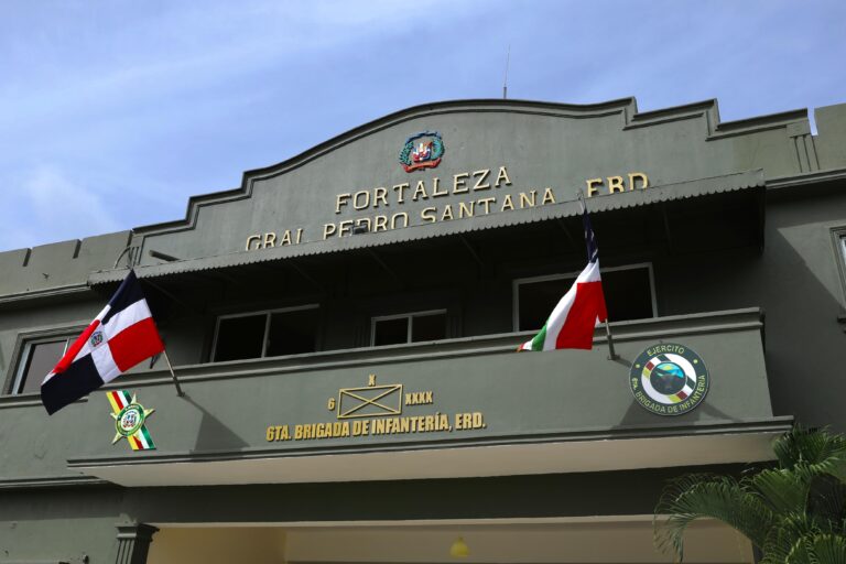 Presidente Abinader inaugura en San Pedro de Macorís un liceo, un puente peatonal, un muro, una fortaleza y el asfaltado de calles en diferentes sectores