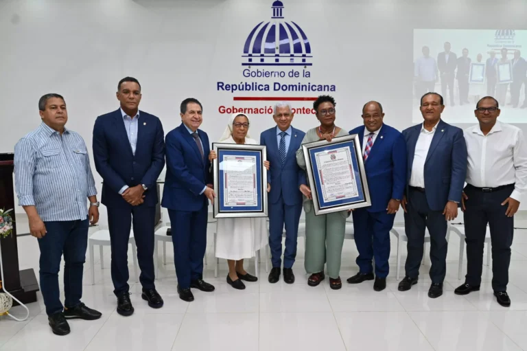 Senado reconoce a Xiomara Fortuna por 40 años en la  música y al Centro Educativo San José en sus 82 aniversarios