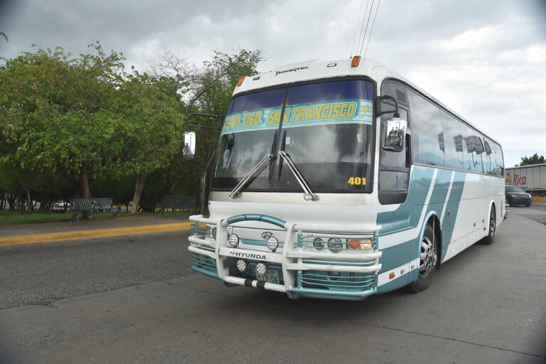 La violación a la Ley de Tránsito y el uso de defensas en vehículos del transporte público