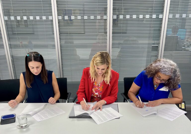 EMBAJADA DE ALEMANIA Y HAPPY DOLPHINS FIRMAN ACUERDO