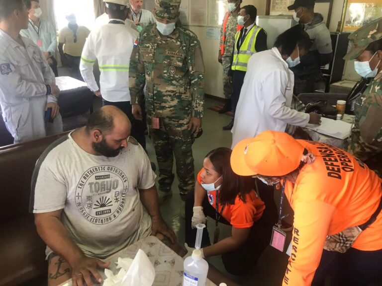 La Armada dominicana y autoridades portuarias reciben a náufragos rescatados por la embarcación XIN AH NING en el puerto de Haina occidental