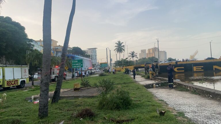 Unidad de rescate del CB-SDE recupera vehículo que cayó a las aguas del río Ozama