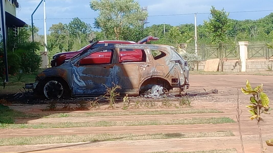 Destrucción de vehículo provoca alarma en la comunidad mientras las autoridades intensifican la vigilancia