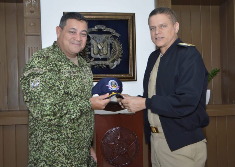 Comandante general de la Armada recibe la visita del agregado militar de la República de Colombia en República Dominicana.