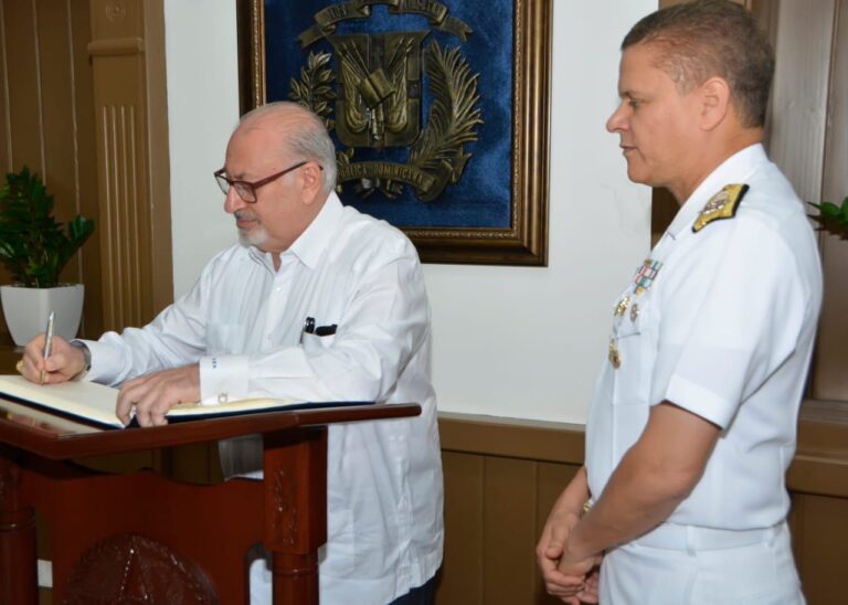 Comandante general de la Armada recibe la visita del embajador dominicano en Qatar