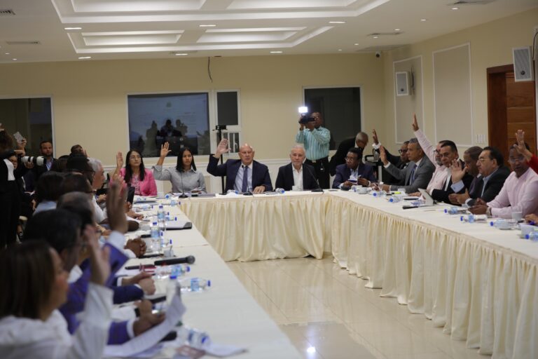 Comisión bicameral que estudia proyecto reforma Constitución se reúne e invitrá consultor jurídico PE