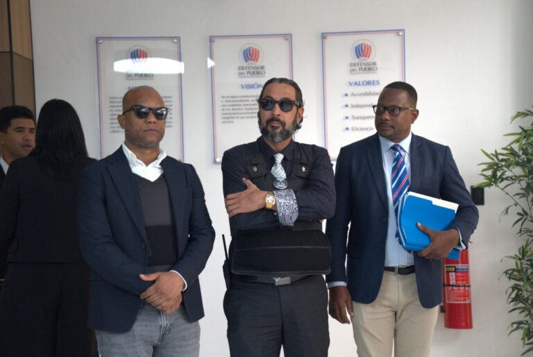 Emprensario lleva su denuncia de violación de derechos humanos al Defensor del Pueblo por  incumplimiento de sentencia del TC