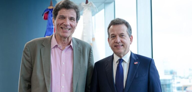 Ministro Bisonó recibe visita del Subsecretario de Estado de EE.UU, José W. Fernández: Fortalecen colaboración en áreas estratégicas