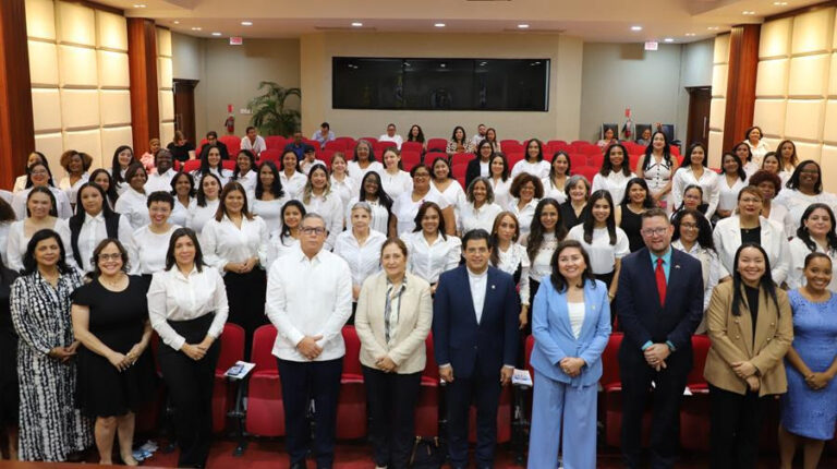 Programa AWE gradúa a 66 mujeres emprendedoras