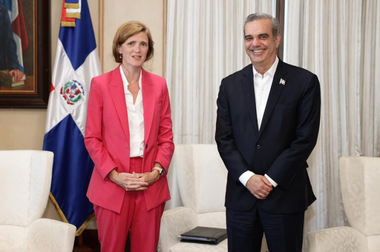 Samantha Power, administradora de la USAID, conversa con el presidente Luis Abinader