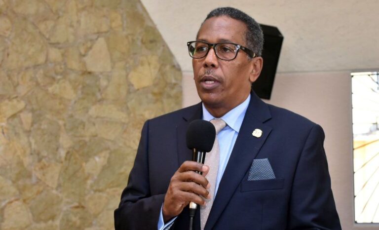 ¡Celebran un día mas de  vida del director general de Comedores Económicos!