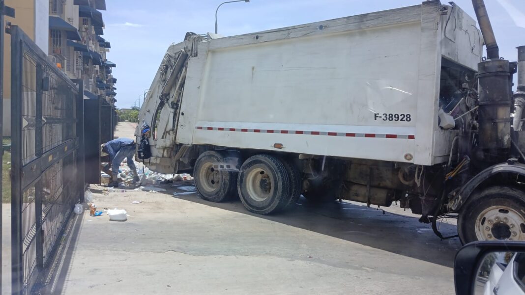 Conductores de Camiones Recolectores de Basura Ignoran Ley 63-17 en Santo Domingo Este