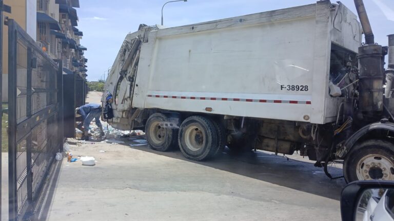 Conductores de camiones recolectores de basura ignoran Ley 63-17 en Santo Domingo Este