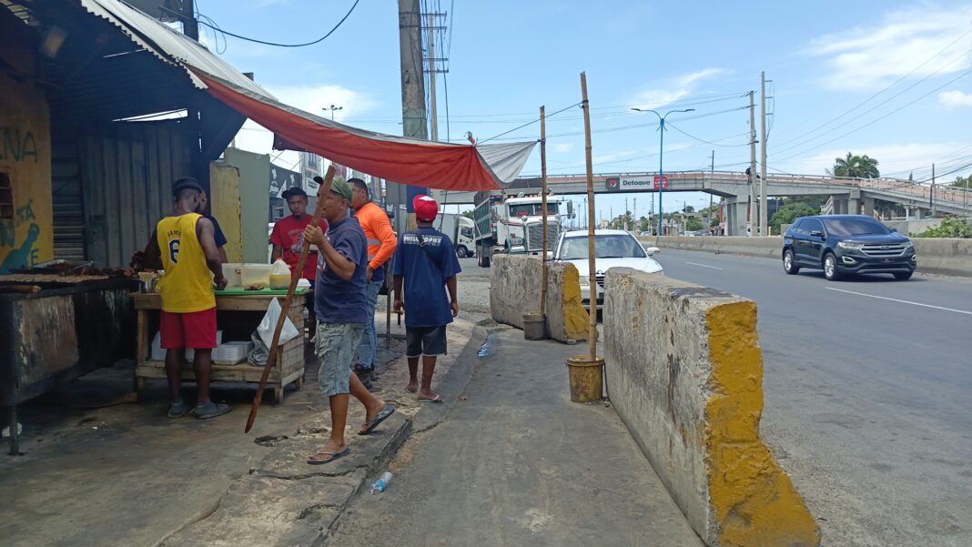 Chicharroneros de Boca Chica Acusan a la Alcaldía que Dirige Ramón Candelaria de Maltrato y Abuso