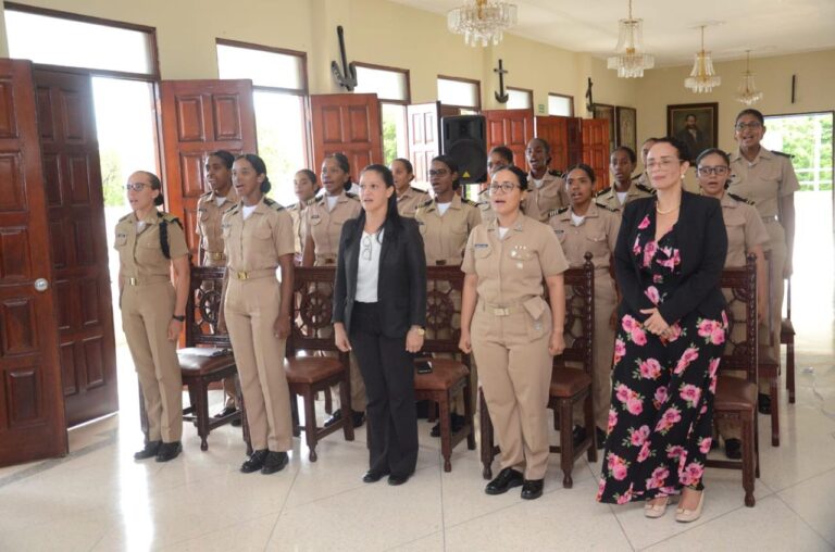 Guardiamarinas de la Academia Naval «César de Windt Lavandier» ARD Participan en la Charla «Fortaleza en la Transición: Estrategias para la Adaptación Militar»