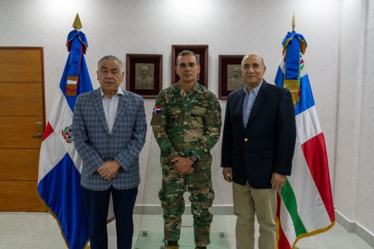 Visita de cortesía refuerza vínculos entre el liderazgo actual y anterior del Ejército