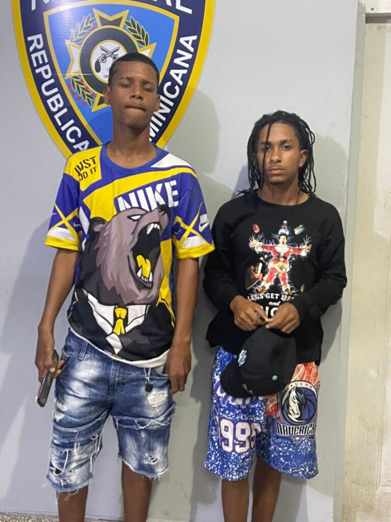 Detenidos dos jóvenes por orden de arresto en el sector Villa Esfuerzo