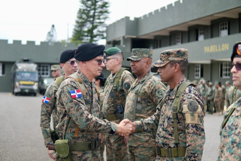 Comandante General del Ejército recorre instalaciones militares de la zona Norte del país