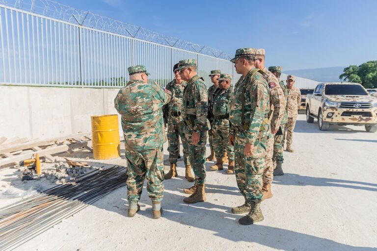 Ministro de defensa recorre frontera Sur RD-Haití, supervisa trabajos verja perimetral
