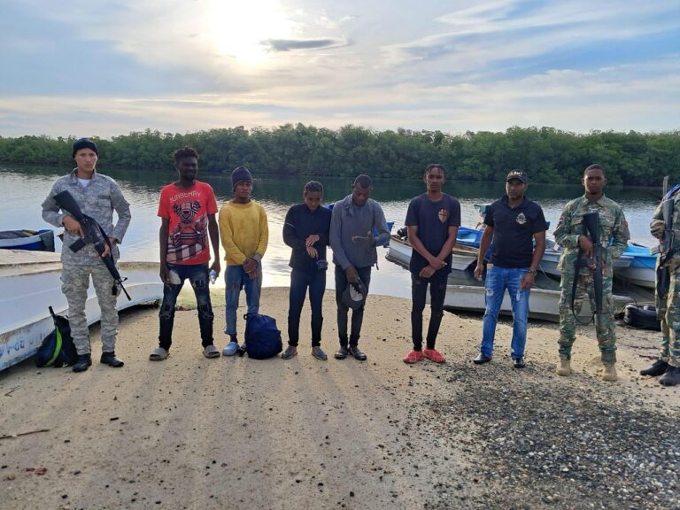 La Armada dominicana refuerza la seguridad fronteriza con operativo en Monte Cristi y Manzanillo