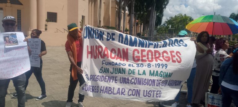 Damnificados del Ciclón George Protestan por Viviendas Frente al Palacio Nacional