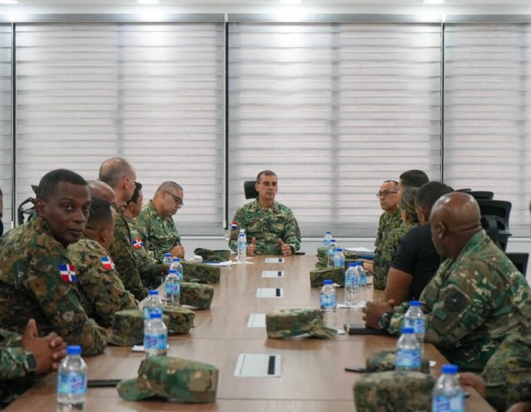 Comandante General sostiene encuentro con el director de deportes y atletas del ERD