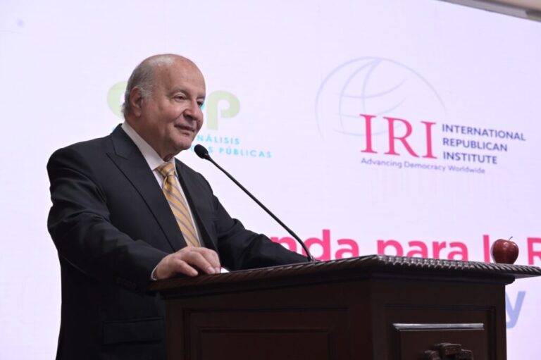 Economista peruano Hernando de Soto dicta conferencia “Agenda para la Reforma Económica y Política” a senadores