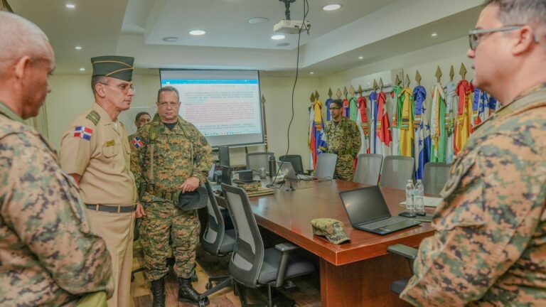 El comandante general del Ejército verifica condiciones y refuerza procesos en direcciones estratégicas