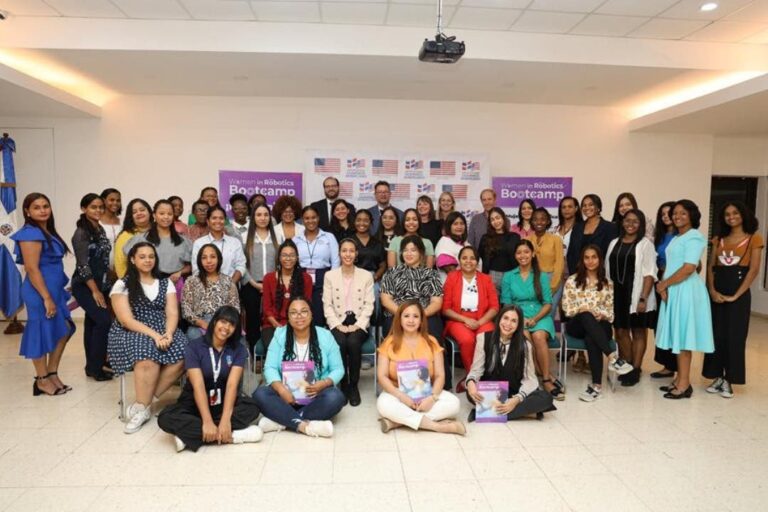 La Embajada de los Estados Unidos fomenta la inclusión de las mujeres dominicanas en STEAM