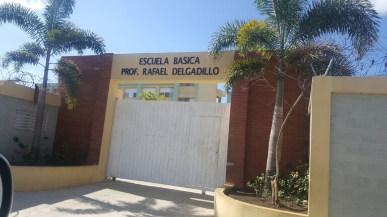 Marelis Sánchez agradece a las autoridades por la inscripción de su hijo en la escuela Rafael Delgadillo de La Caleta
