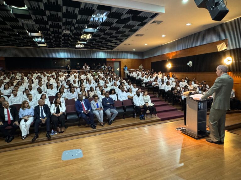MESCyT entrega 614 becas nacionales a estudiantes de postgrado en la Universidad Autónoma de Santo Domingo (UASD)