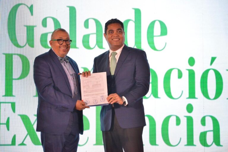 Ministro Kelvin Cruz entrega recursos para remozar la oficina de la ACD