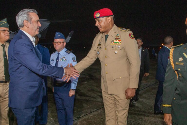 Presidente Abinader regresa de Estados Unidos tras destacada participación en conferencias en Nueva York y Washington D.C.