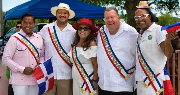 Roberto Del Castillo es nombrado Gran Mariscal del Desfile del Festival Dominicano de Rhode Island y recibe llave de la ciudad