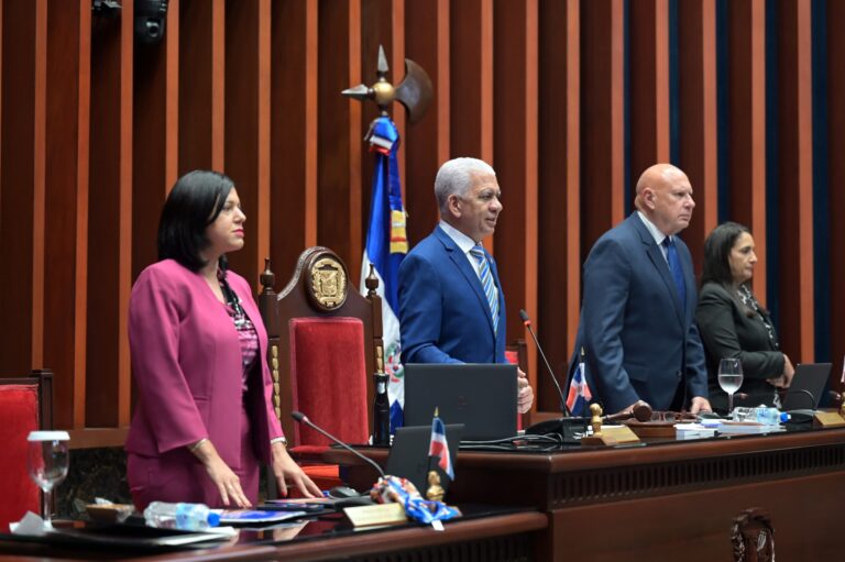 Senadores aprueban de pie resolución para reconocer triunfo de Edmundo González en Venezuela 