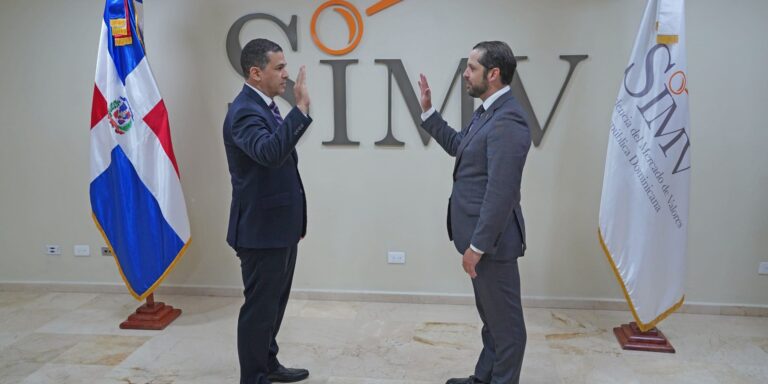 Superintendente juramenta al nuevo intendente del Mercado de Valores de la República Dominicana