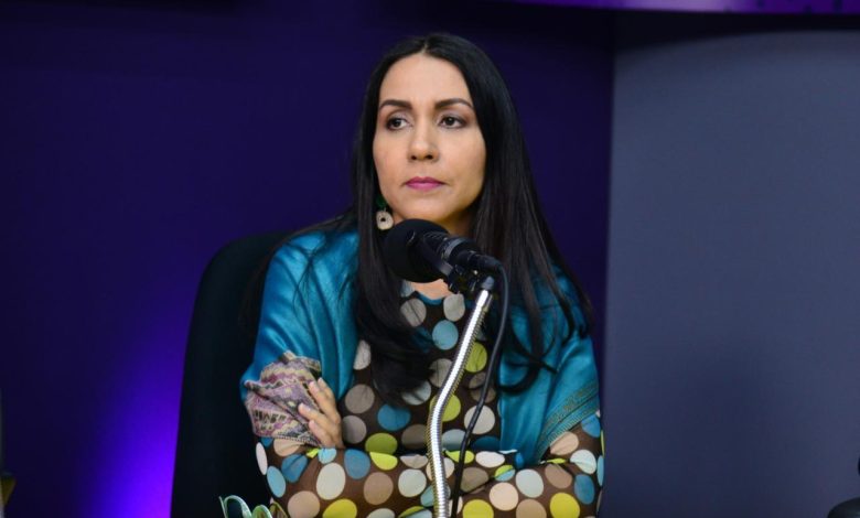 La miembro del Comité Central del Partido de la Liberación Dominicana y titular de la Secretaría de Igualdad y Equidad de Género, Claudia Rita Abreu Herrera, presentó su renuncia a ese partido este domingo, por olvidar su rol opositor y porque su élite se acercó al gobierno.