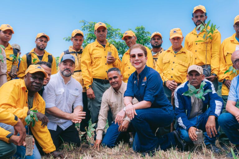 Medio Ambiente y Sur Futuro dan inicio en la región sur a las actividades del Mes de la Reforestación