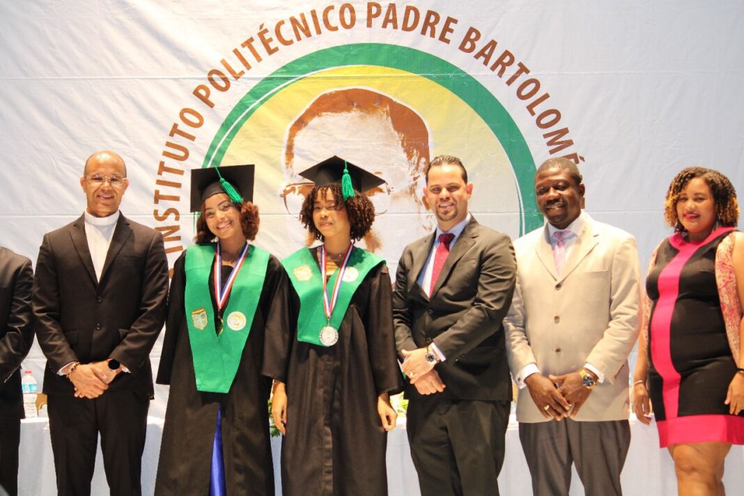 Emergen 115 nuevos profesionales del Hogar Escuela Santo Domingo Savio