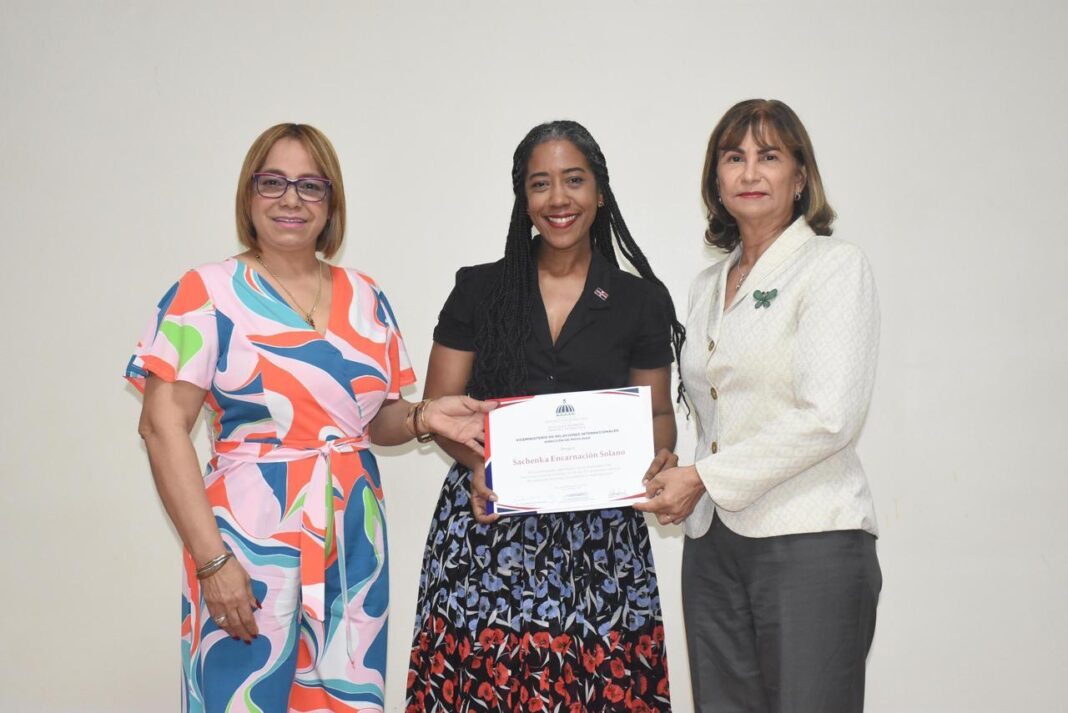 MESCyT entrega certificados a participantes del cuarto diplomado de Internacionalización de IES dominicanas