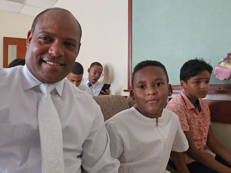 El diplomático Carlos Mateo celebra el bautismo de su hijo menor en una emotiva ceremonia familiar