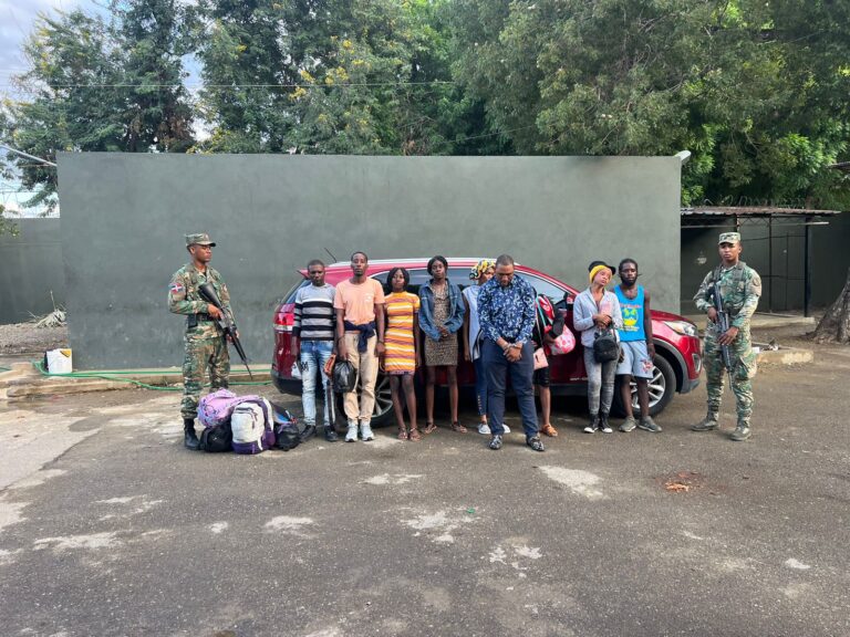 Ejército somete a la justicia a un dominicano y un haitiano que intentaron ingresar a RD a 23 indocumentados