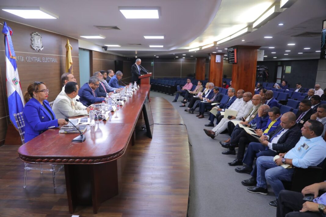 La Junta Central Electoral presenta a las organizaciones políticas el estatus del proyecto para la renovación de la cédula de identidad y electoral