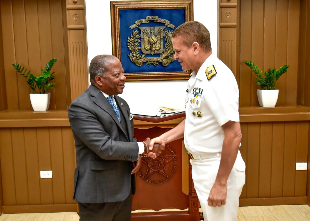 Subsecretario de Estado de EE.UU., Todd D. Robinson, Visita la Armada de República Dominicana para Fortalecer la Cooperación en Seguridad Marítima